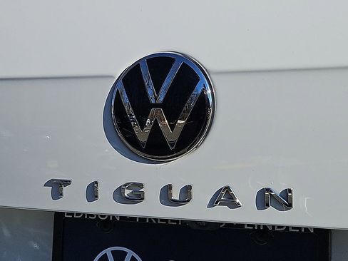 Certified 2022 Volkswagen Tiguan SE image 32