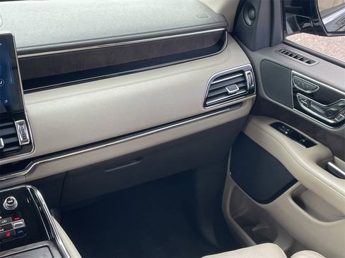 Used 2023 Lincoln Navigator Reserve image 18