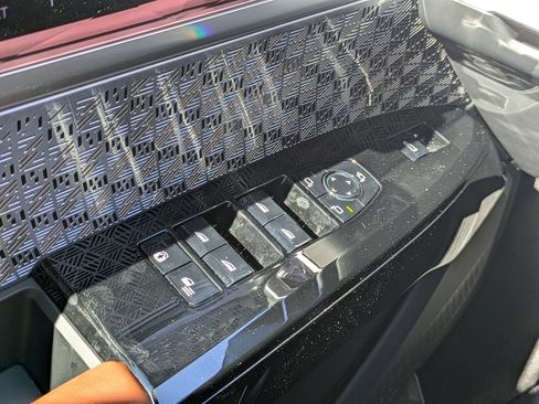 Used 2025 BMW 760i xDrive w/ Executive Package image 21