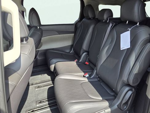 New 2026 Kia Carnival EX FWD image 19