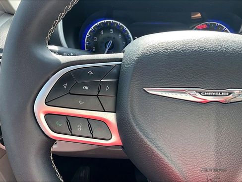 Used 2024 Chrysler Pacifica Touring-L image 26
