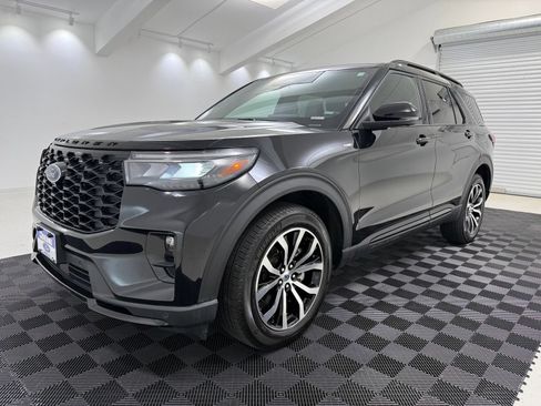 Used 2025 Ford Explorer ST-Line AWD/4WD image 3