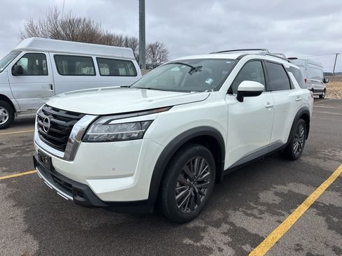 Used 2024 Nissan Pathfinder SL w/ SL Premium Package image 18