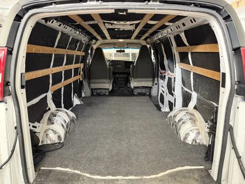 Used 2018 Chevrolet Express 2500 RWD image 23