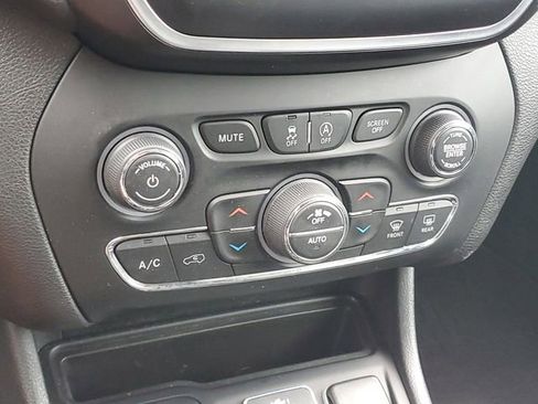Used 2021 Jeep Cherokee Latitude Lux w/ Comfort/Convenience Group AWD/4WD image 28