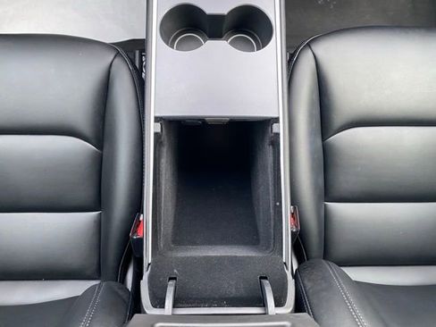 Used 2022 Tesla Model Y Long Range image 41