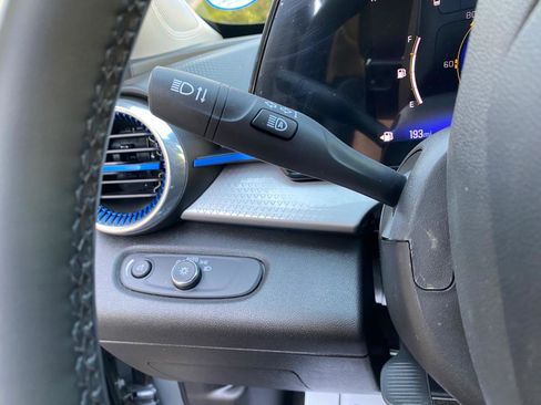 Used 2025 Chevrolet Trax LT w/ Driver Confidence Package image 57