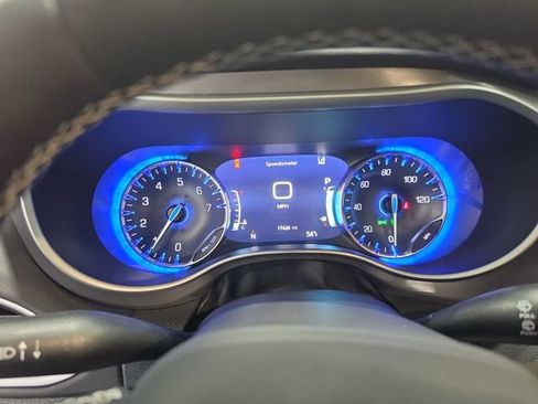 Used 2025 Chrysler Pacifica Select FWD image 12