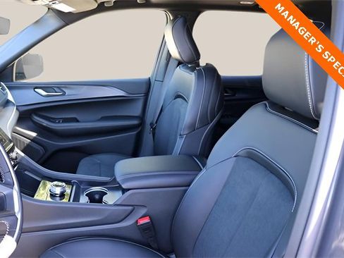 New 2025 Jeep Grand Cherokee Altitude image 11