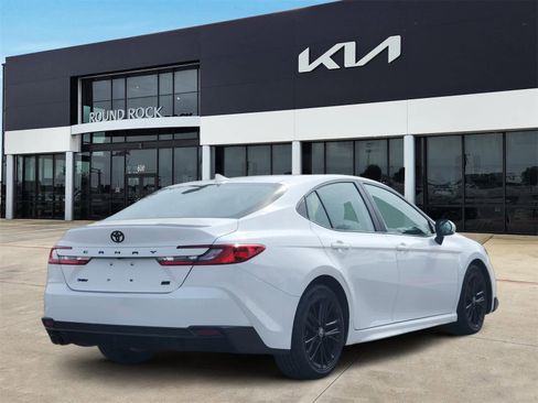Used 2025 Toyota Camry SE image 5