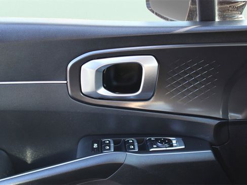 Used 2023 Kia Sorento S image 10