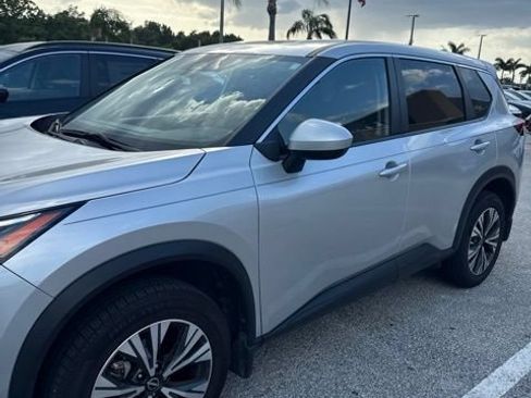 Used 2023 Nissan Rogue SV FWD image 3