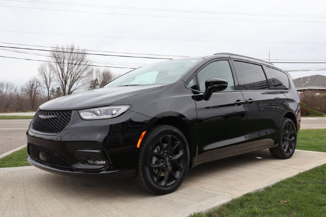 New 2026 Chrysler Pacifica Limited w/ S Appearance Package AWD/4WD image 9