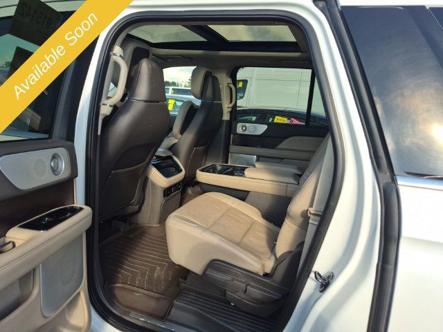 Used 2022 Lincoln Navigator L Reserve w/ Equipment Group 201A AWD/4WD image 11