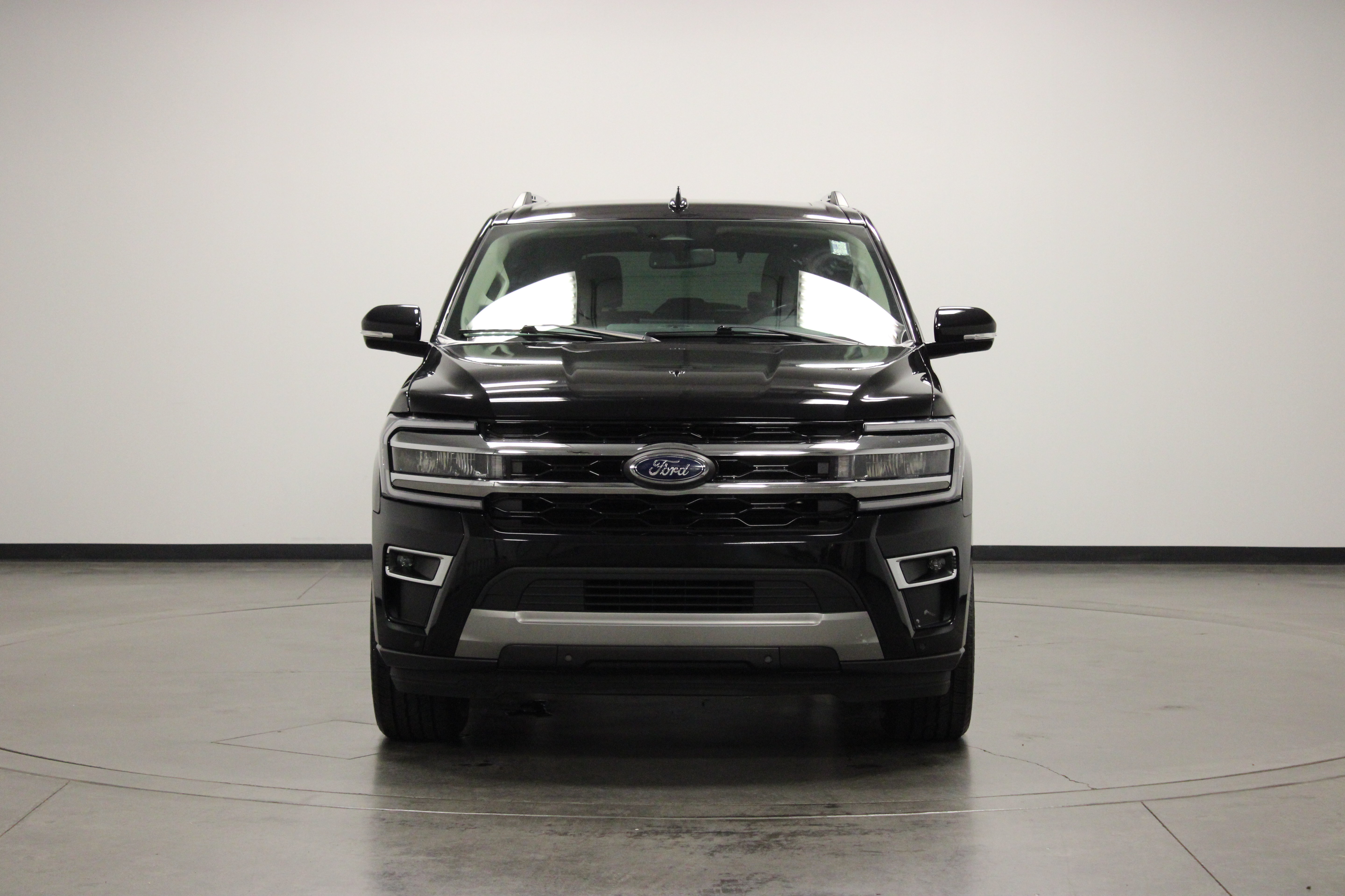 Used 2024 Ford Expedition Limited AWD/4WD image 3