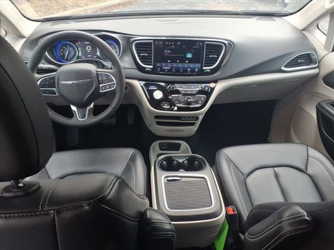 Used 2024 Chrysler Pacifica Touring-L image 6