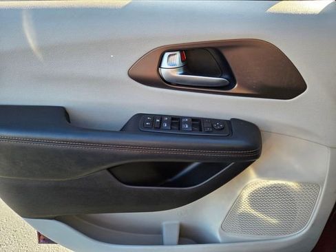 Used 2017 Chrysler Pacifica Touring image 16