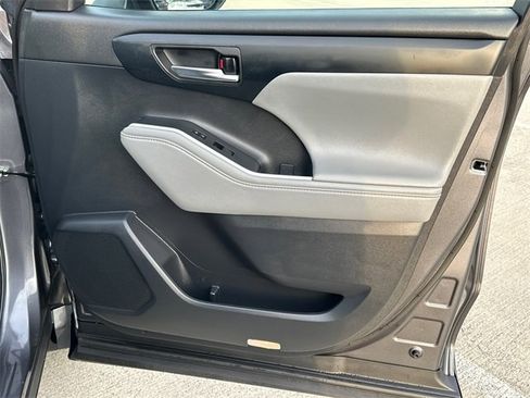 Used 2024 Toyota Highlander XLE image 16