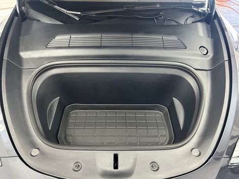 Used 2024 Tesla Model Y Long Range RWD image 9