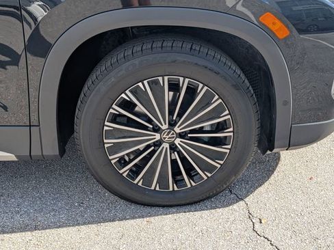 Certified 2025 Volkswagen Tiguan S w/ 18" Wheel Package image 18