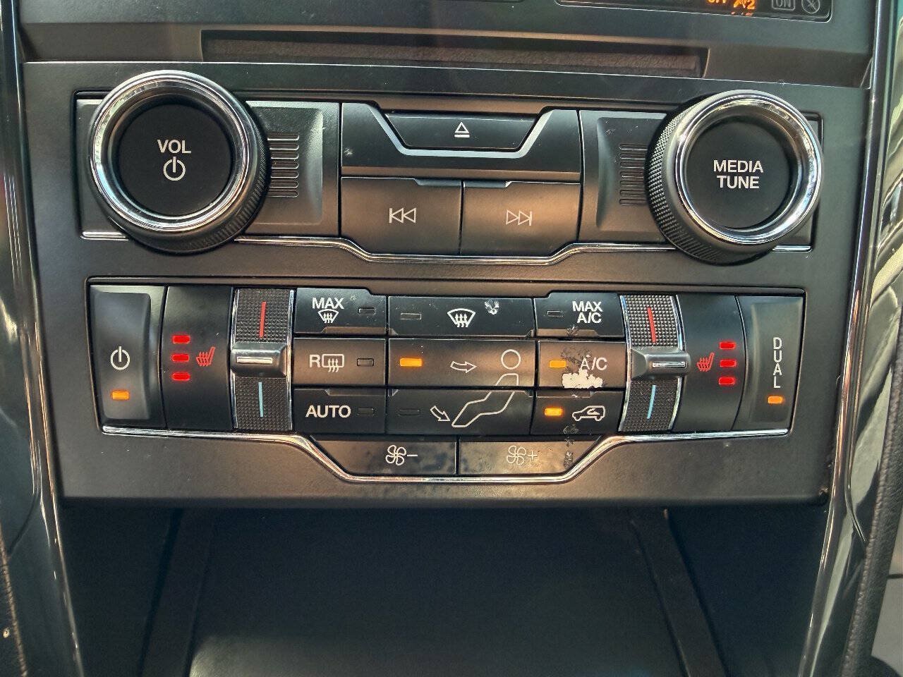 Used 2018 Ford Explorer XLT w/ Equipment Group 202A FWD image 14