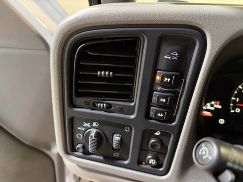 Used 2004 GMC Sierra 3500 SLT w/ Heavy-Duty Power Package AWD/4WD image 24