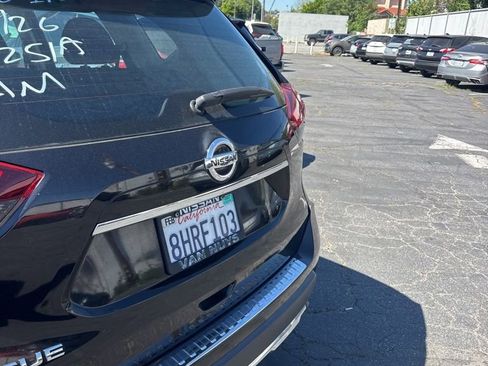 Certified 2018 Nissan Rogue S image 4