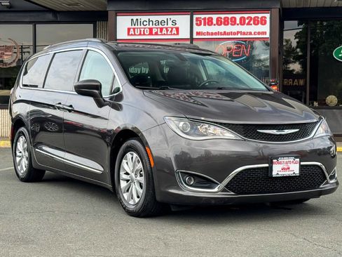 Used 2017 Chrysler Pacifica Touring-L FWD image 1