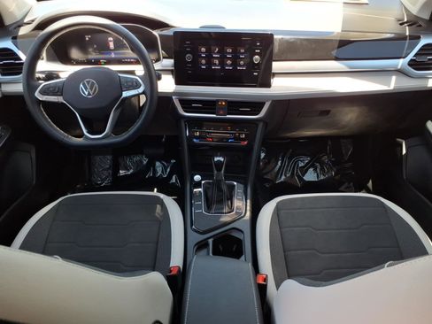 Certified 2025 Volkswagen Taos SE FWD image 23