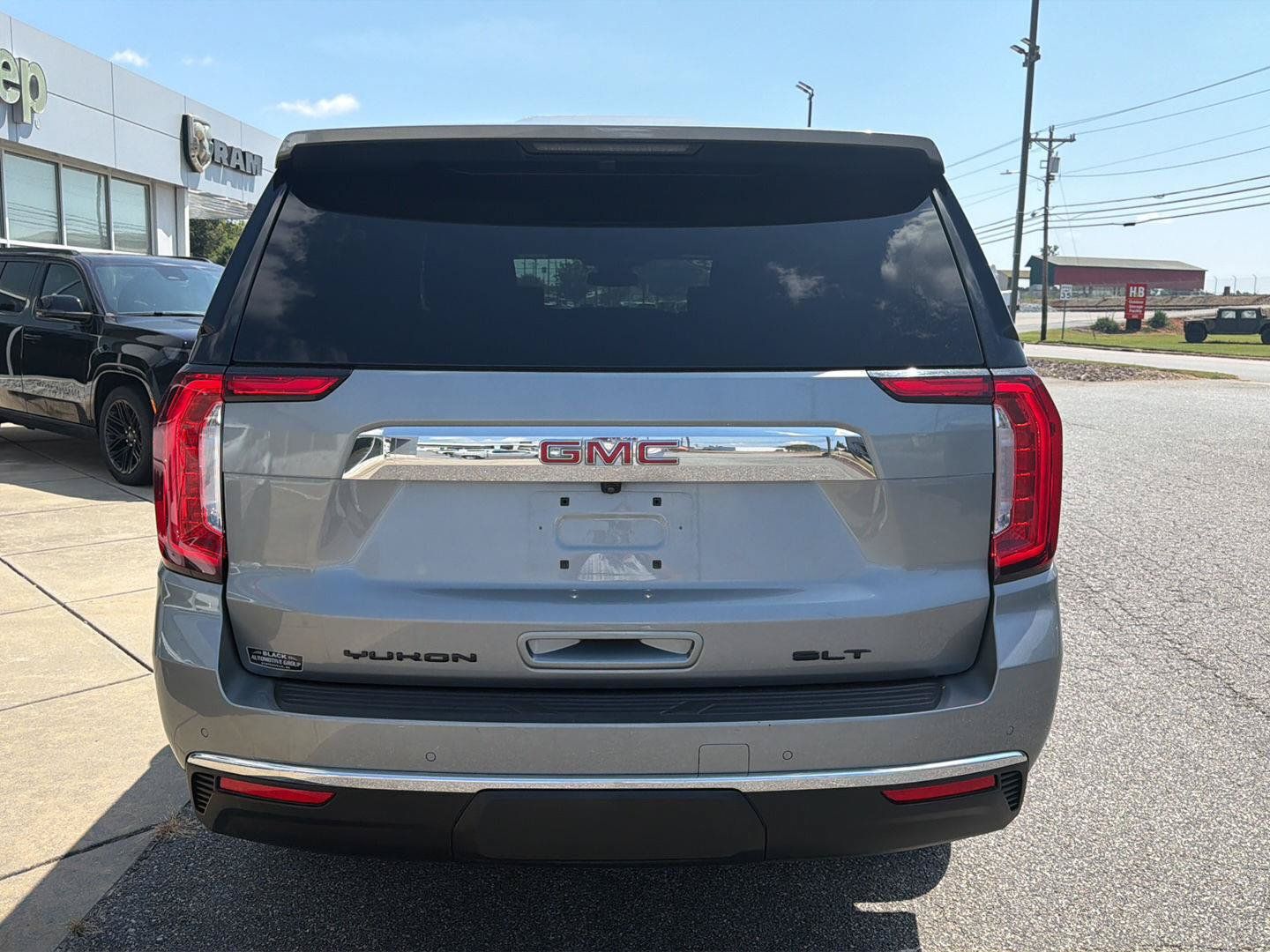 Used 2023 GMC Yukon XL SLT w/ SLT Premium Package AWD/4WD image 12