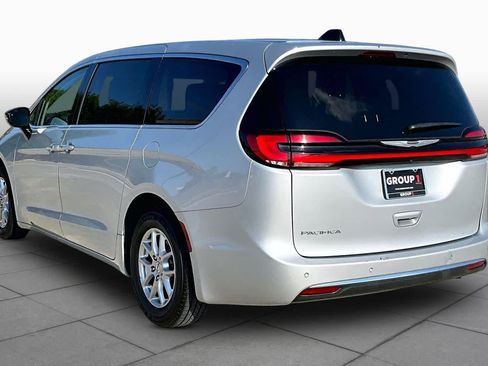 Used 2024 Chrysler Pacifica Touring-L FWD image 11