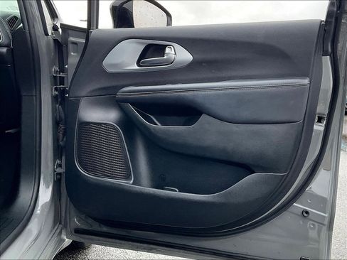 Used 2025 Chrysler Pacifica Limited FWD image 11