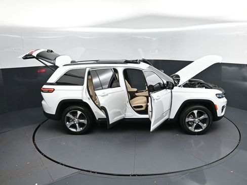 Used 2024 Jeep Grand Cherokee Limited w/ Luxury Tech Group II image 52