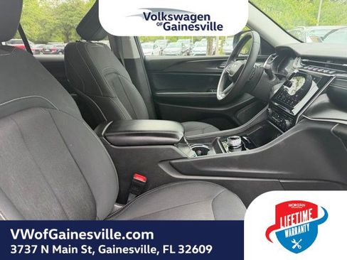 Used 2023 Jeep Grand Cherokee Laredo RWD image 10