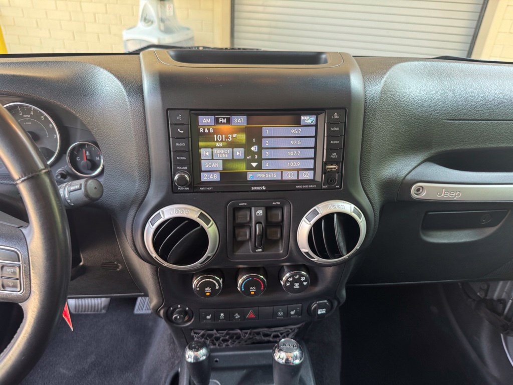 Used 2017 Jeep Wrangler Unlimited Rubicon w/ Connectivity Group AWD/4WD image 17