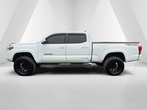 Used 2017 Toyota Tacoma TRD Sport AWD/4WD image 4