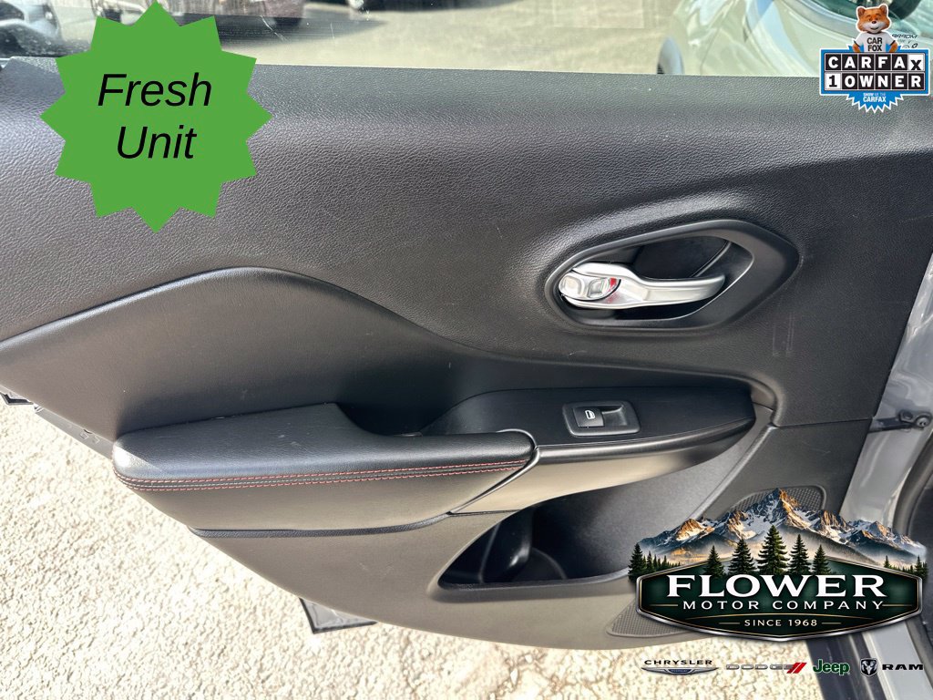 Used 2019 Jeep Cherokee Trailhawk AWD/4WD image 24