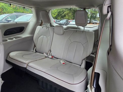 Used 2017 Chrysler Pacifica Limited image 11