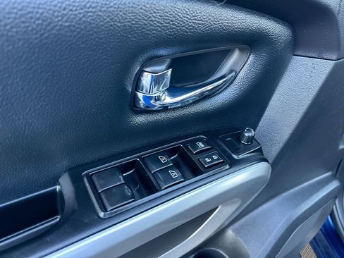 Used 2018 Nissan Titan SV w/ SV Convenience Package AWD/4WD image 24