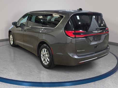 Used 2023 Chrysler Pacifica Touring-L FWD image 8