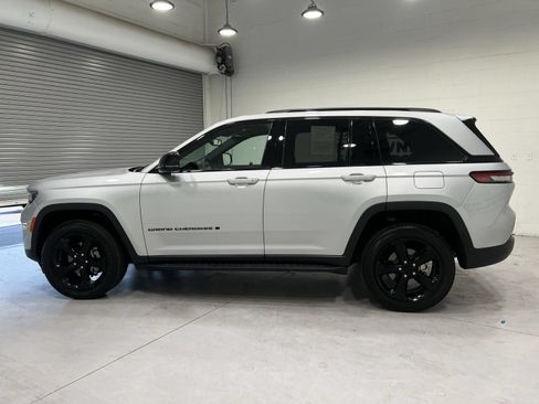 Used 2024 Jeep Grand Cherokee Altitude AWD/4WD image 5