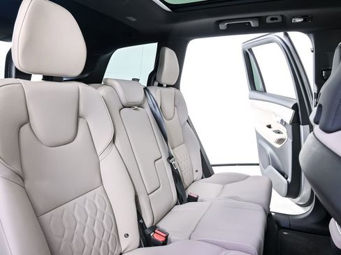 Used 2025 Volvo XC90 B5 Plus image 23