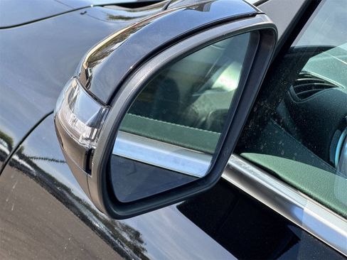 New 2025 Mercedes-Benz GLB 250 4MATIC image 9