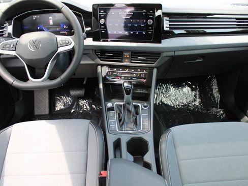 Used 2025 Volkswagen Jetta SE FWD image 19