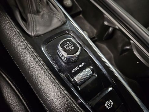 Used 2018 Volvo XC90 T6 Momentum w/ Convenience Package image 24