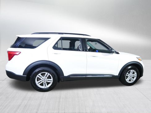 Used 2023 Ford Explorer XLT AWD/4WD image 8