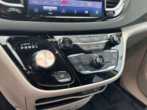 Used 2024 Chrysler Pacifica Touring-L FWD image 24