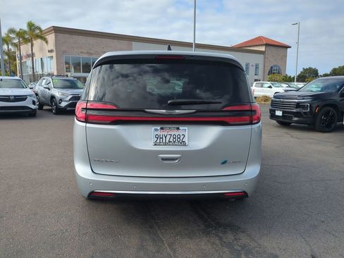 Used 2023 Chrysler Pacifica Touring-L FWD image 7
