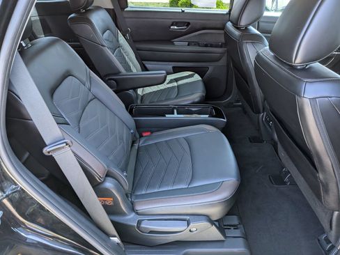 Certified 2024 Nissan Pathfinder Platinum AWD/4WD image 32