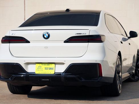 Used 2024 BMW i7 xDrive60 w/ Premium Package AWD/4WD image 4